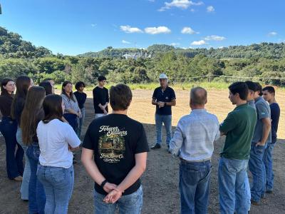 Acadêmicos de Medicina Veterinária da Unicentro visitam a Fábrica de Rações Coprossel